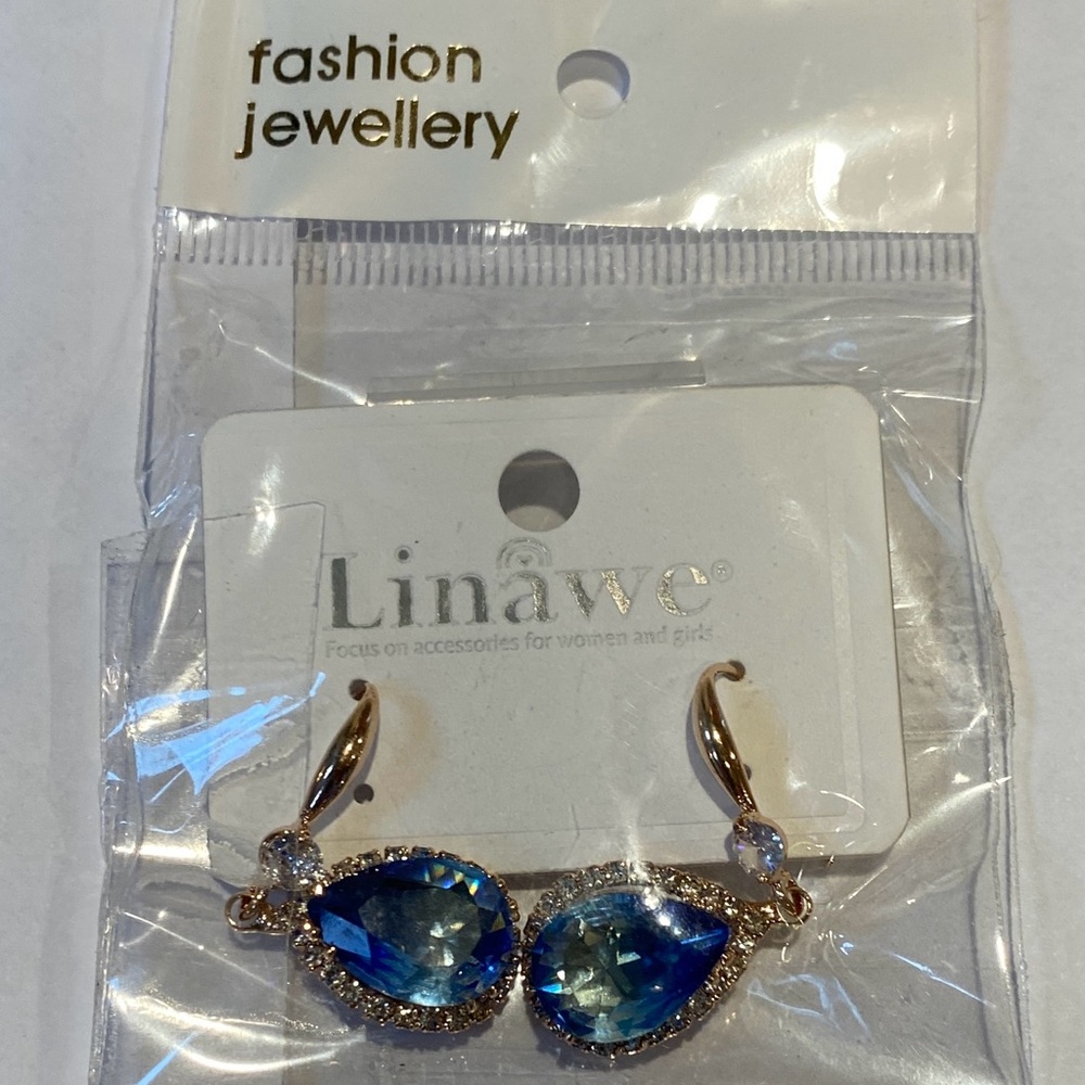 OPI Blue and Gold Teardrop Earrings
Think Prom & weddings! Gorgeous